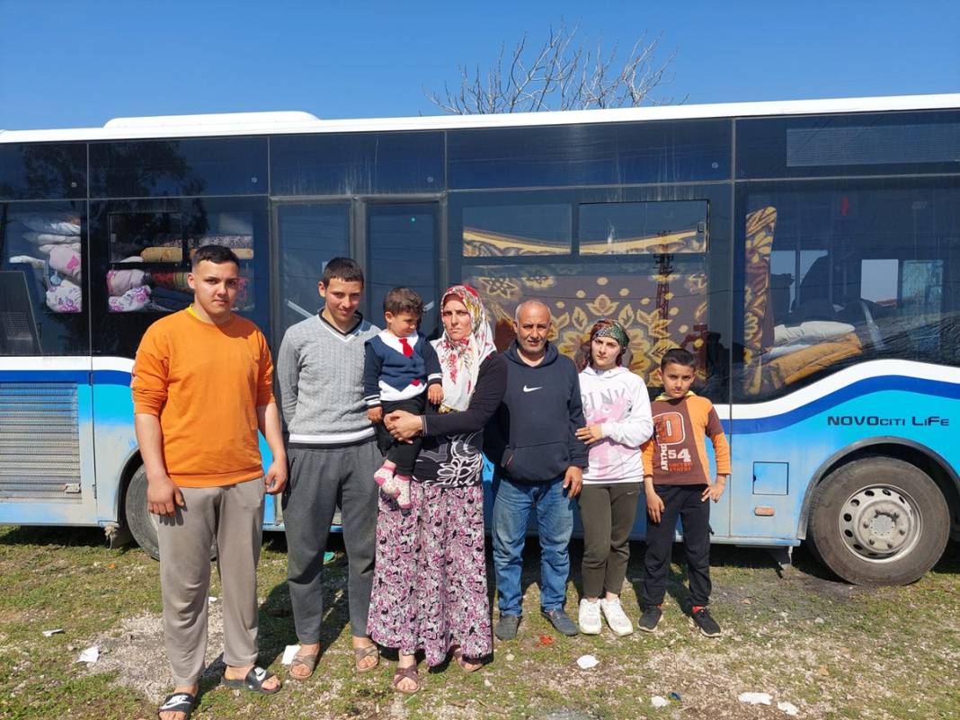 Depremde evleri ağır hasar alınca bu çözümü buldular... Görenlere tebessüm ettirdi 5